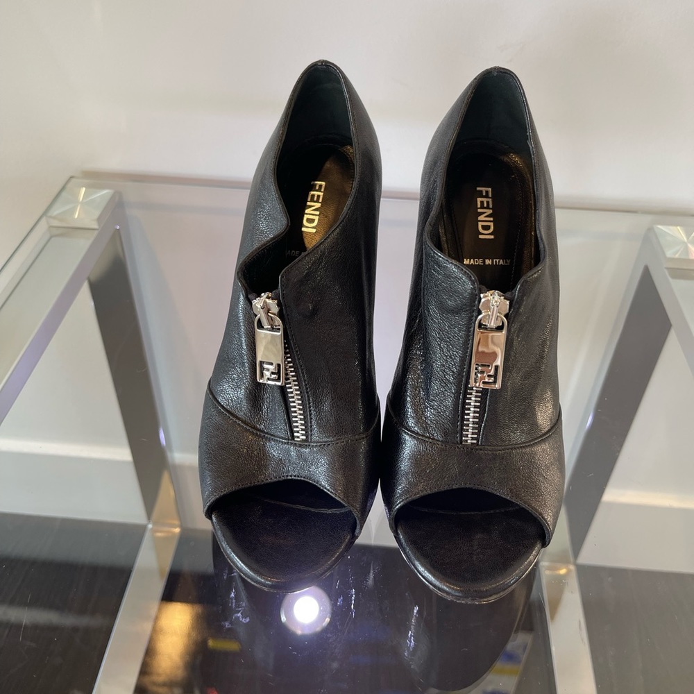 🖤 FENDI 🖤 Leather booties.